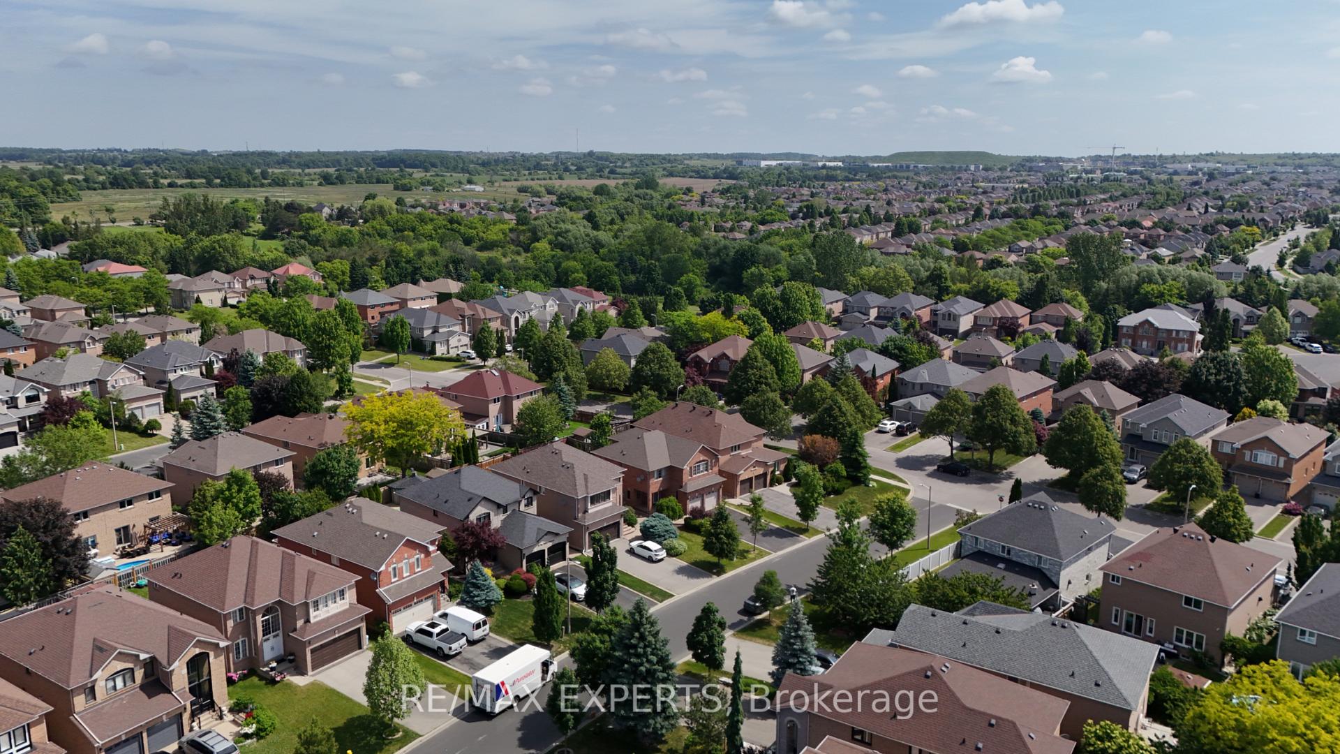 Photo 7 of 8 Pine Hollow Crescent, Vaughan, Maple — HOMEH