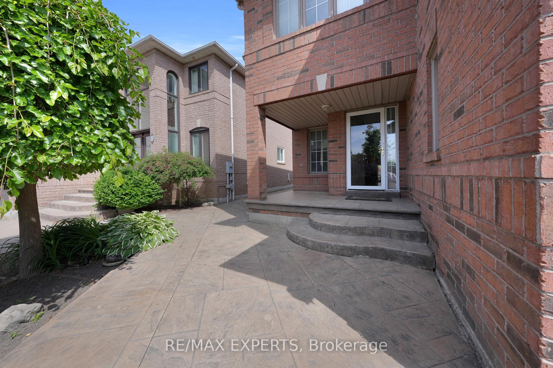 Photo 9 of 8 Pine Hollow Crescent, Vaughan, Maple — HOMEH