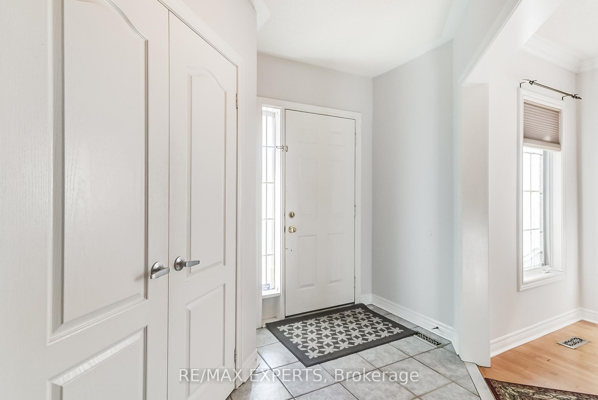 Photo 10 of 8 Pine Hollow Crescent, Vaughan, Maple — HOMEH