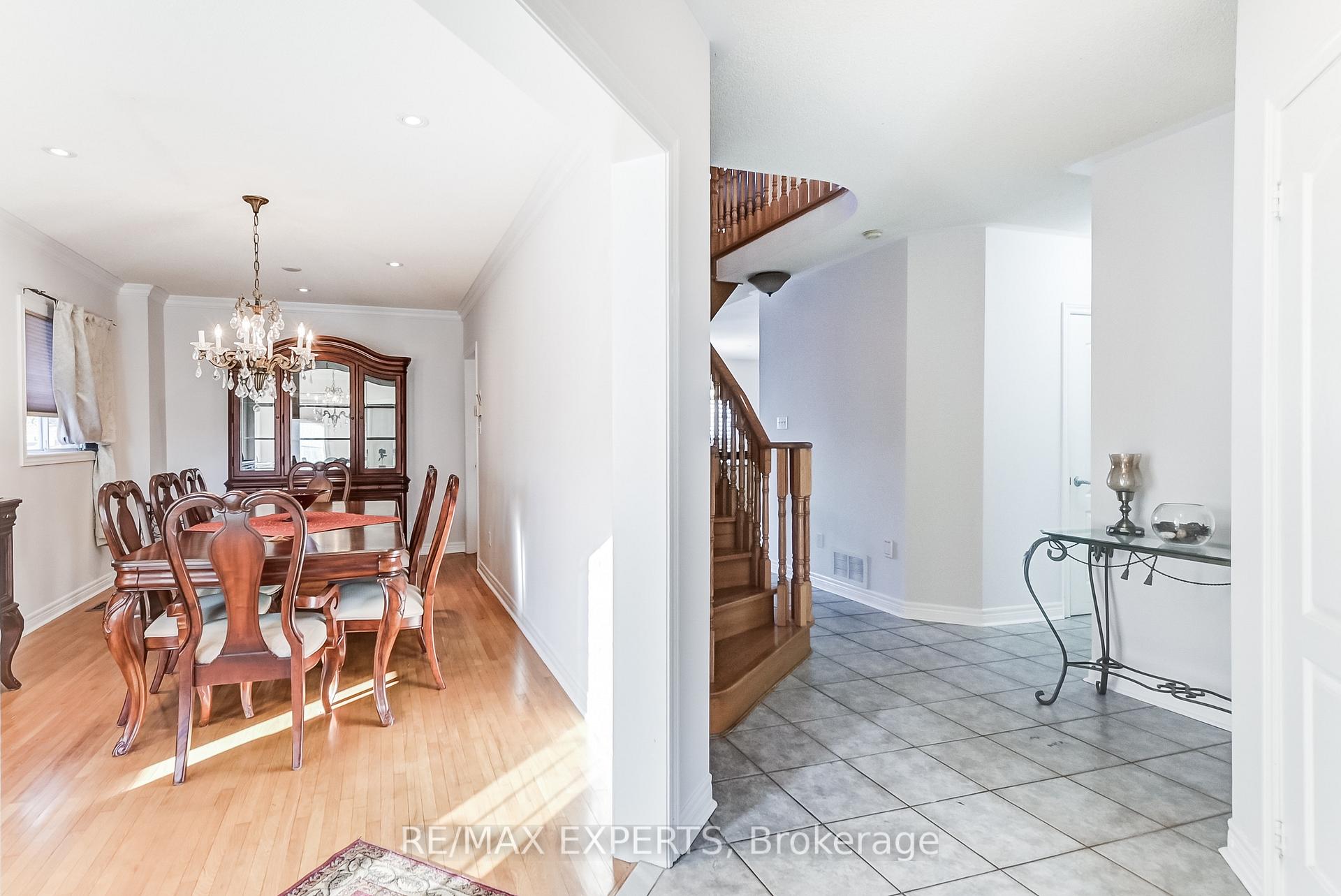Photo 11 of 8 Pine Hollow Crescent, Vaughan, Maple — HOMEH
