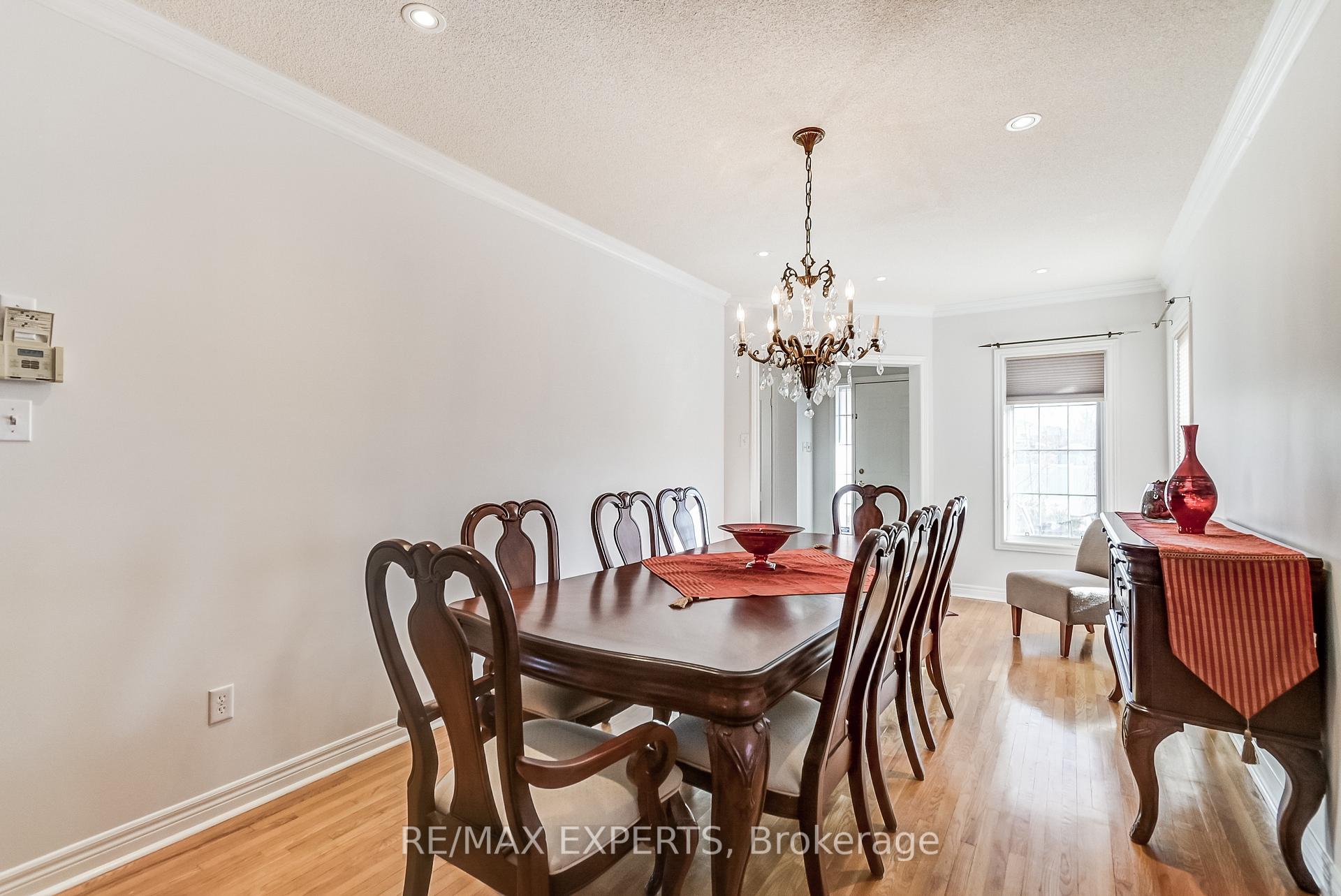 Photo 13 of 8 Pine Hollow Crescent, Vaughan, Maple — HOMEH