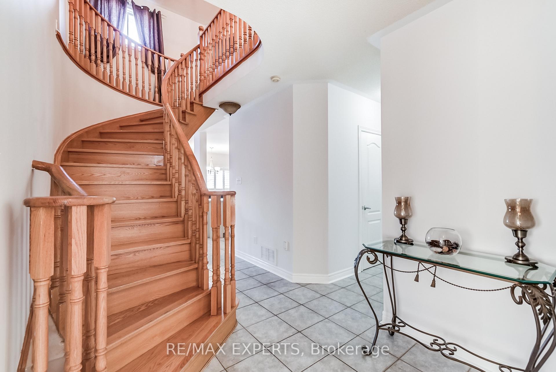 Photo 14 of 8 Pine Hollow Crescent, Vaughan, Maple — HOMEH