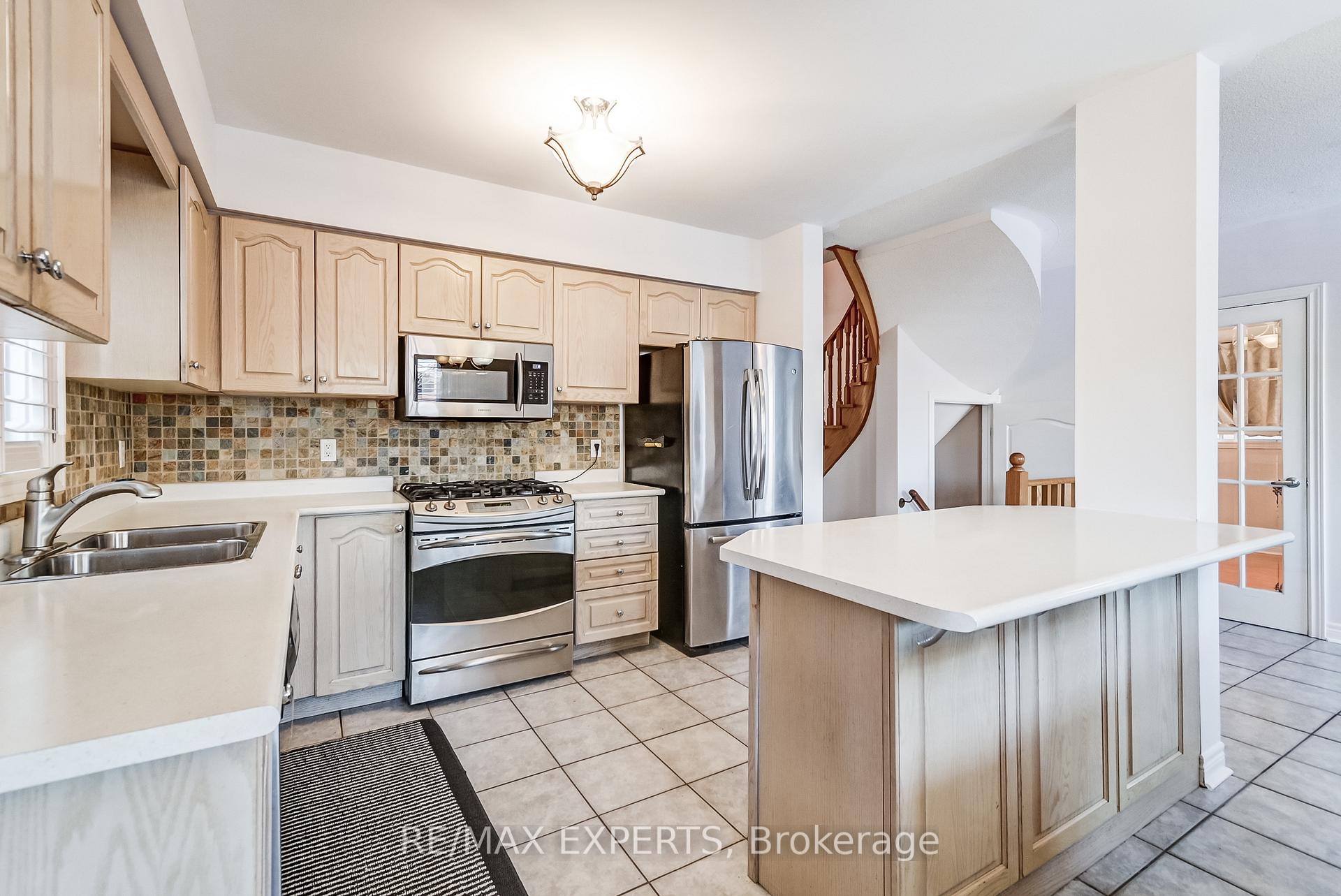 Photo 17 of 8 Pine Hollow Crescent, Vaughan, Maple — HOMEH