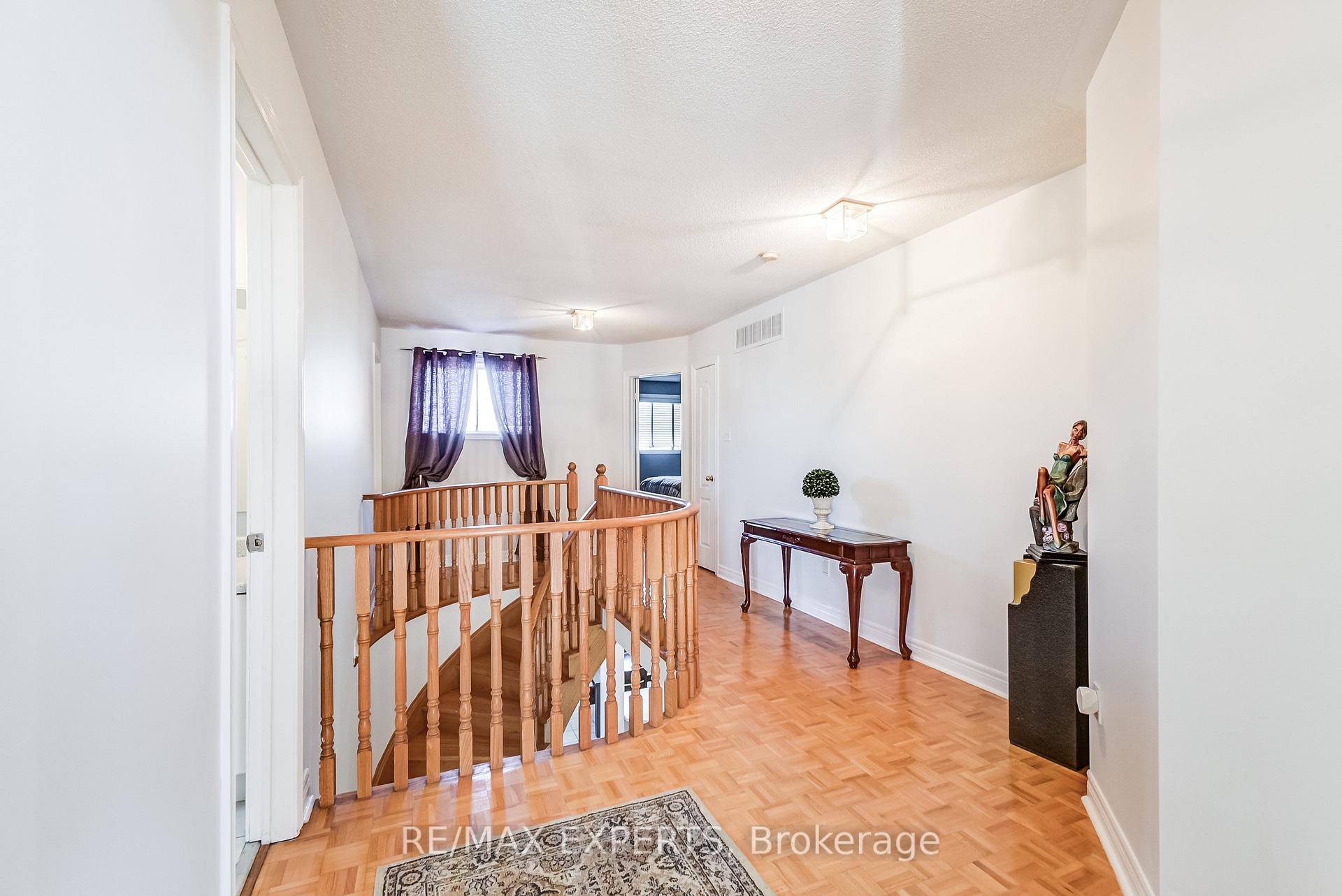 Photo 33 of 8 Pine Hollow Crescent, Vaughan, Maple — HOMEH
