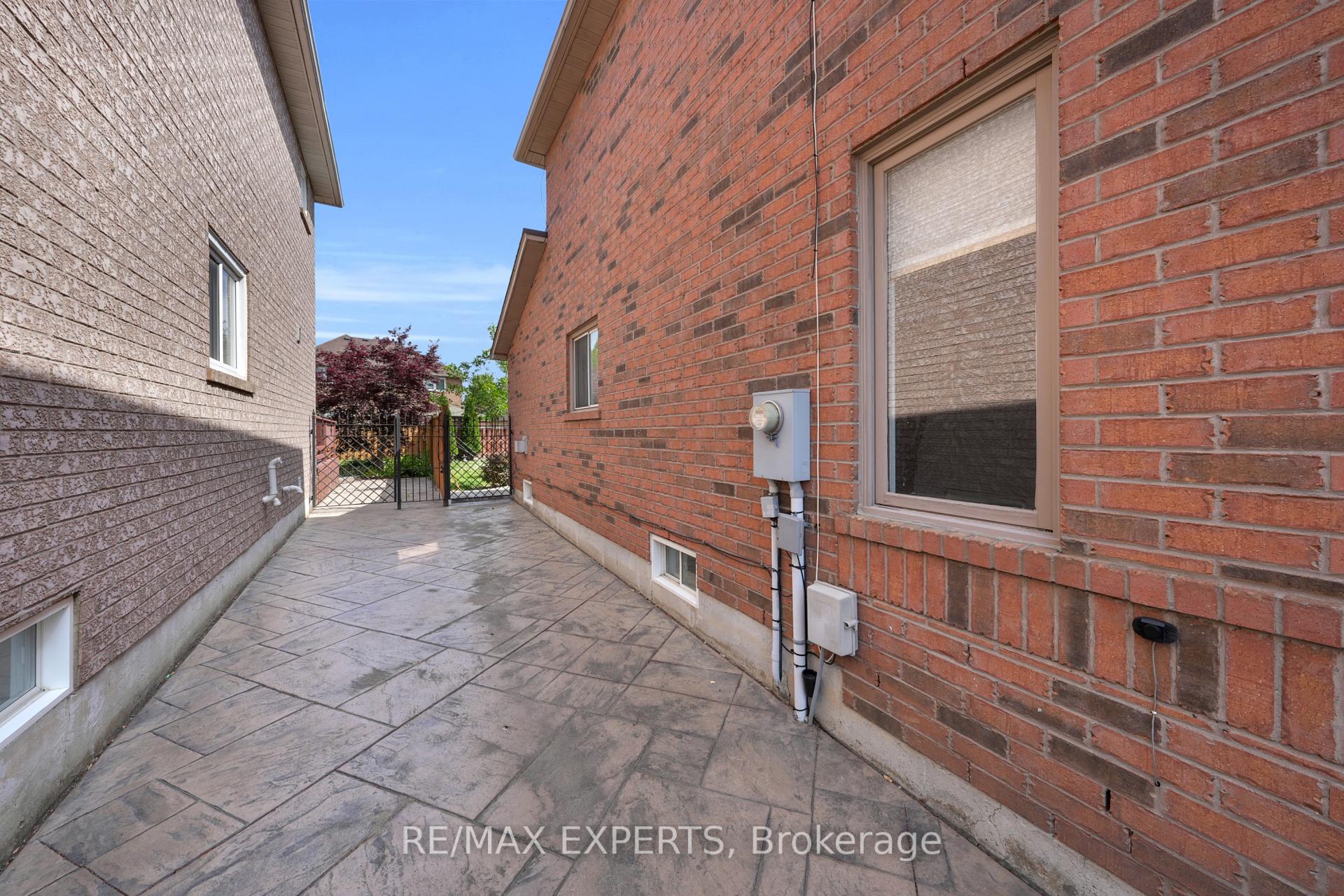 Photo 42 of 8 Pine Hollow Crescent, Vaughan, Maple — HOMEH