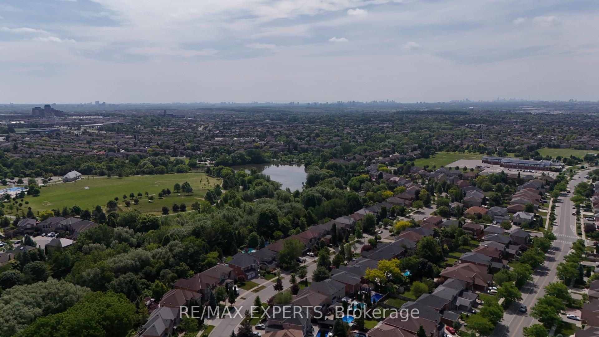 Photo 47 of 8 Pine Hollow Crescent, Vaughan, Maple — HOMEH