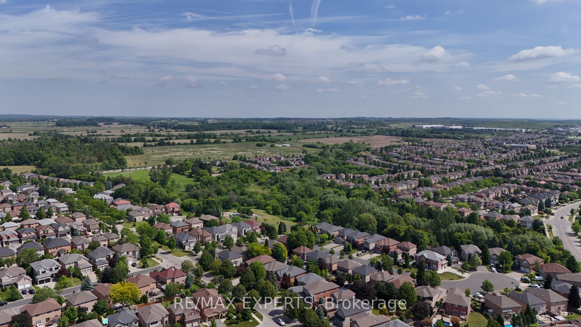 Photo 48 of 8 Pine Hollow Crescent, Vaughan, Maple — HOMEH