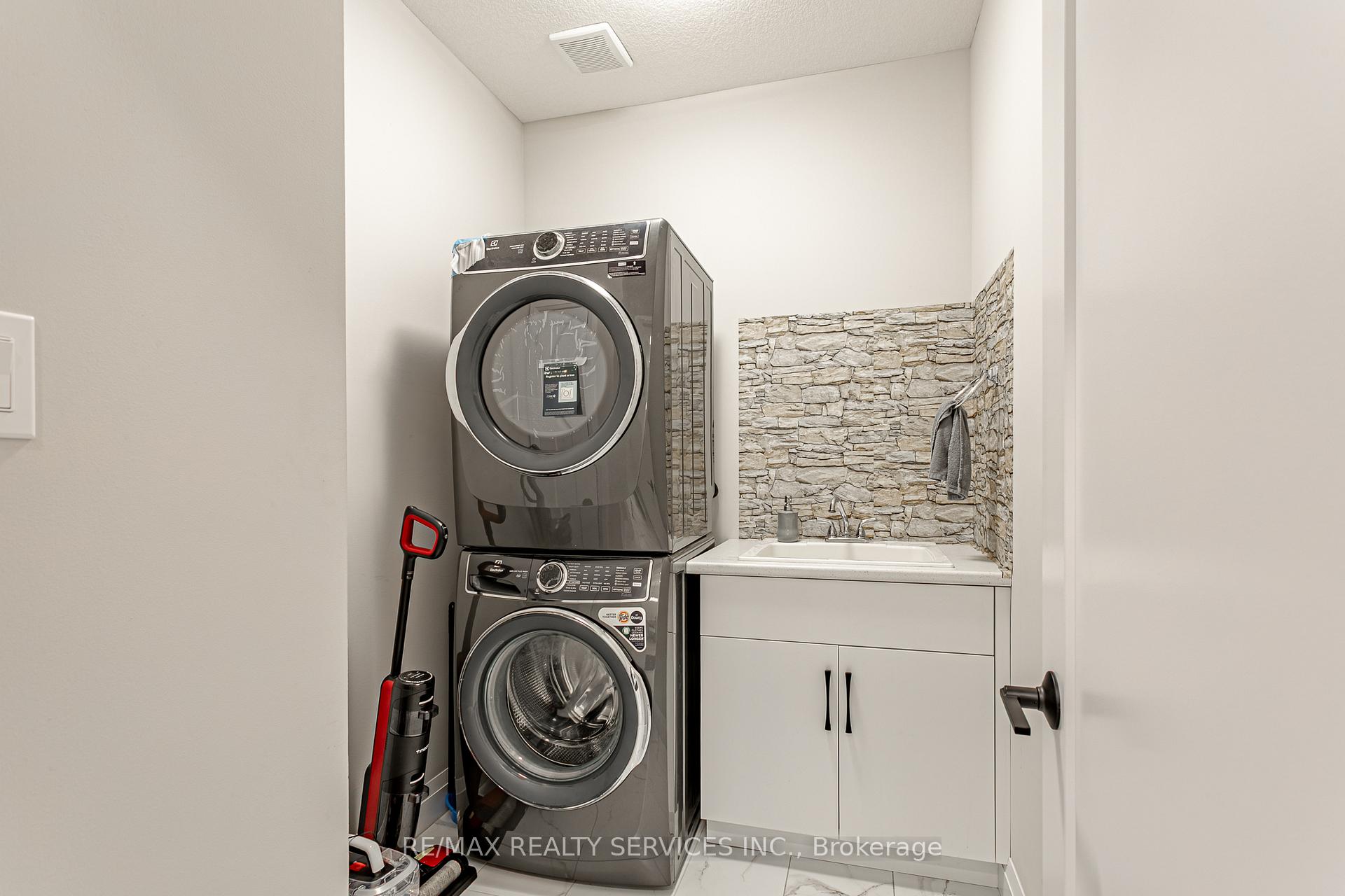 Photo 15 of 51 Wenger Road W, Woolwich, Elmira — HOMEH