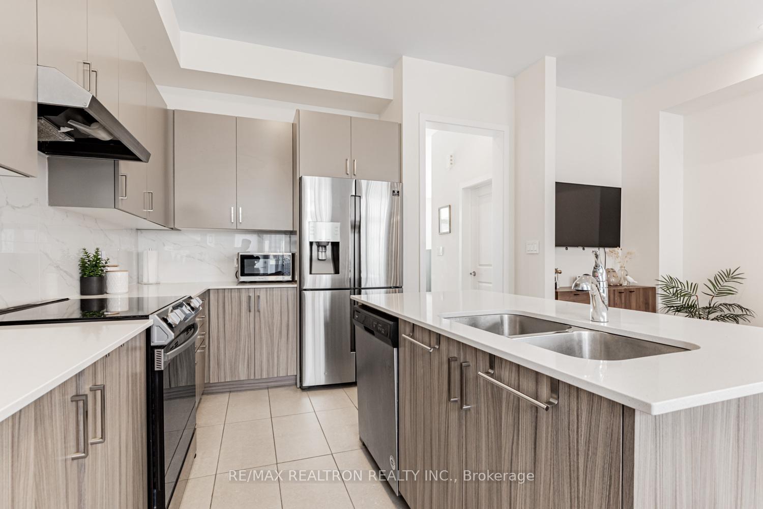Photo 16 of 38 Carpaccio Avenue, Vaughan, Vellore Village — HOMEH