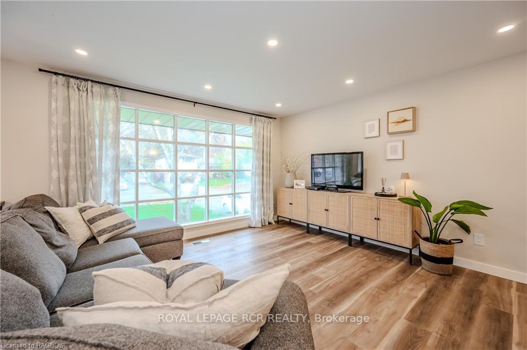 Photo 7 of 556 Sprucehill Avenue, Waterloo — HOMEH