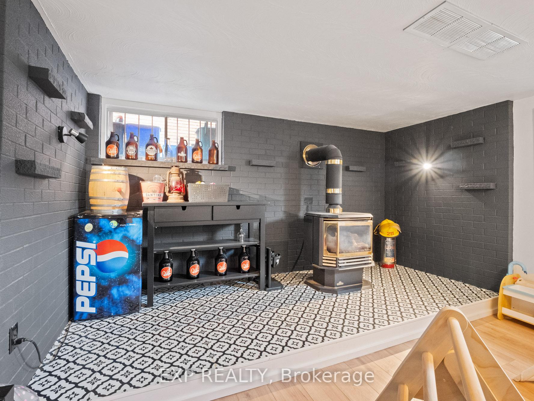Photo 65 of 653 Lincoln Street, Welland, Lincoln/Crowland — HOMEH