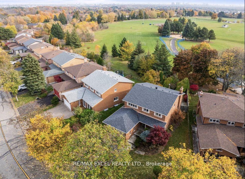 Photo 2 of 19 Sycamore Drive, Markham, Aileen-Willowbrook — HOMEH