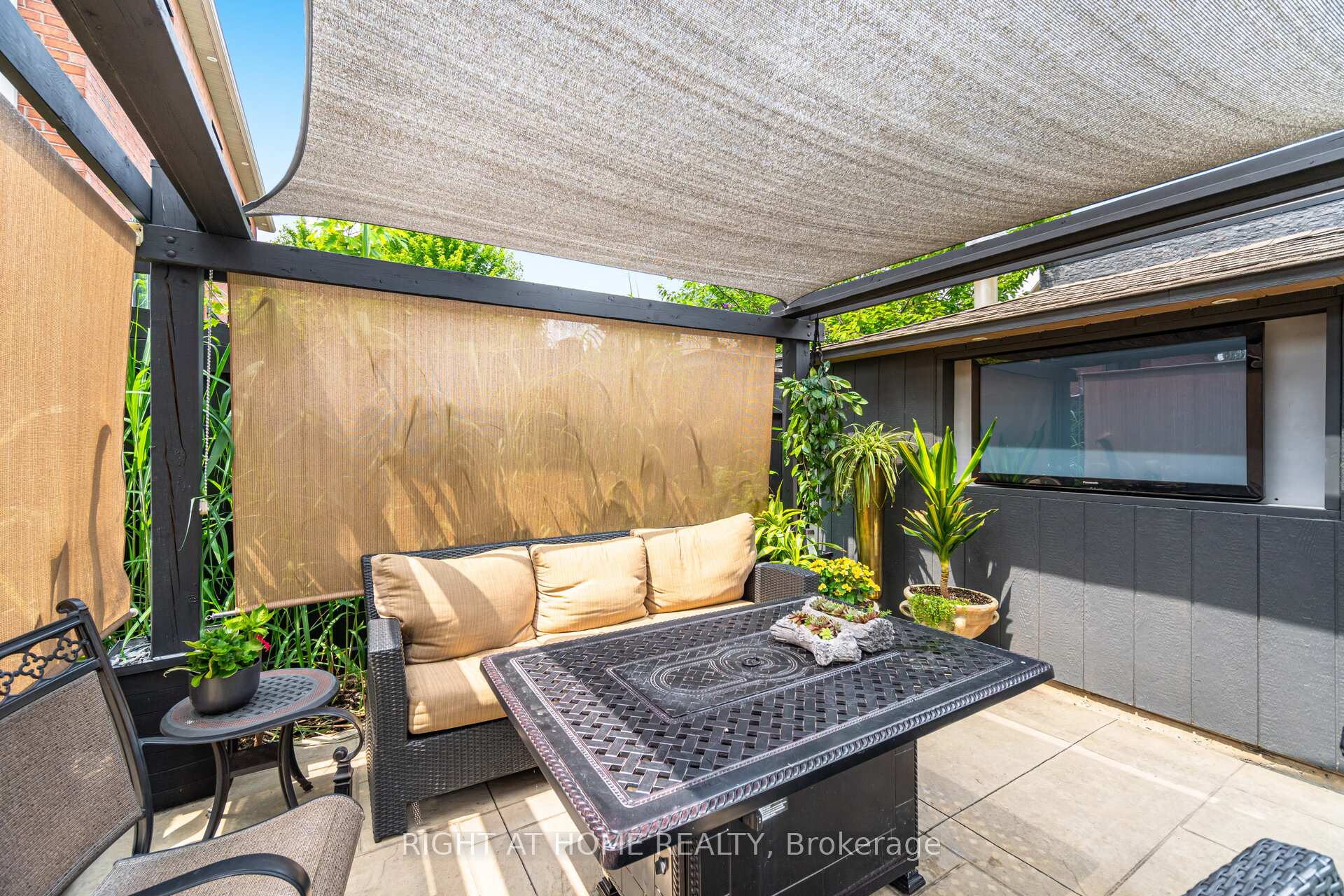 Photo 5 of 169 Green Manor Crescent, Vaughan, East Woodbridge — HOMEH