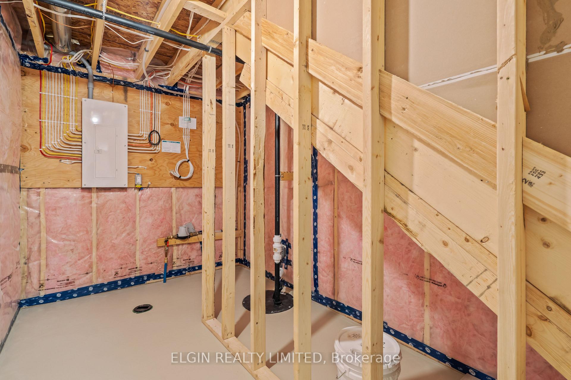 Photo 32 of 61 Willow Drive, Aylmer — HOMEH