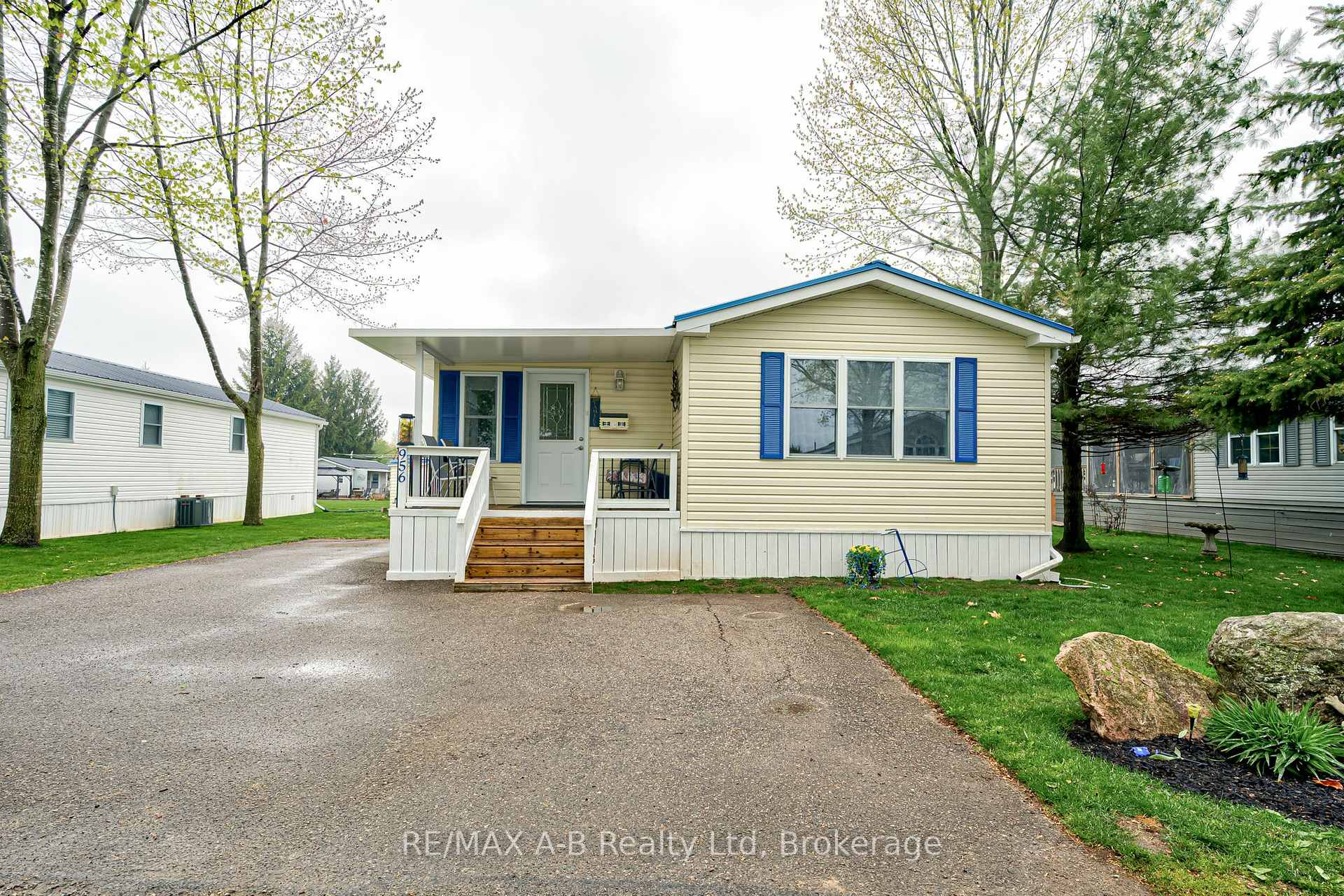 Front of Unit 956, 316489 31st Line