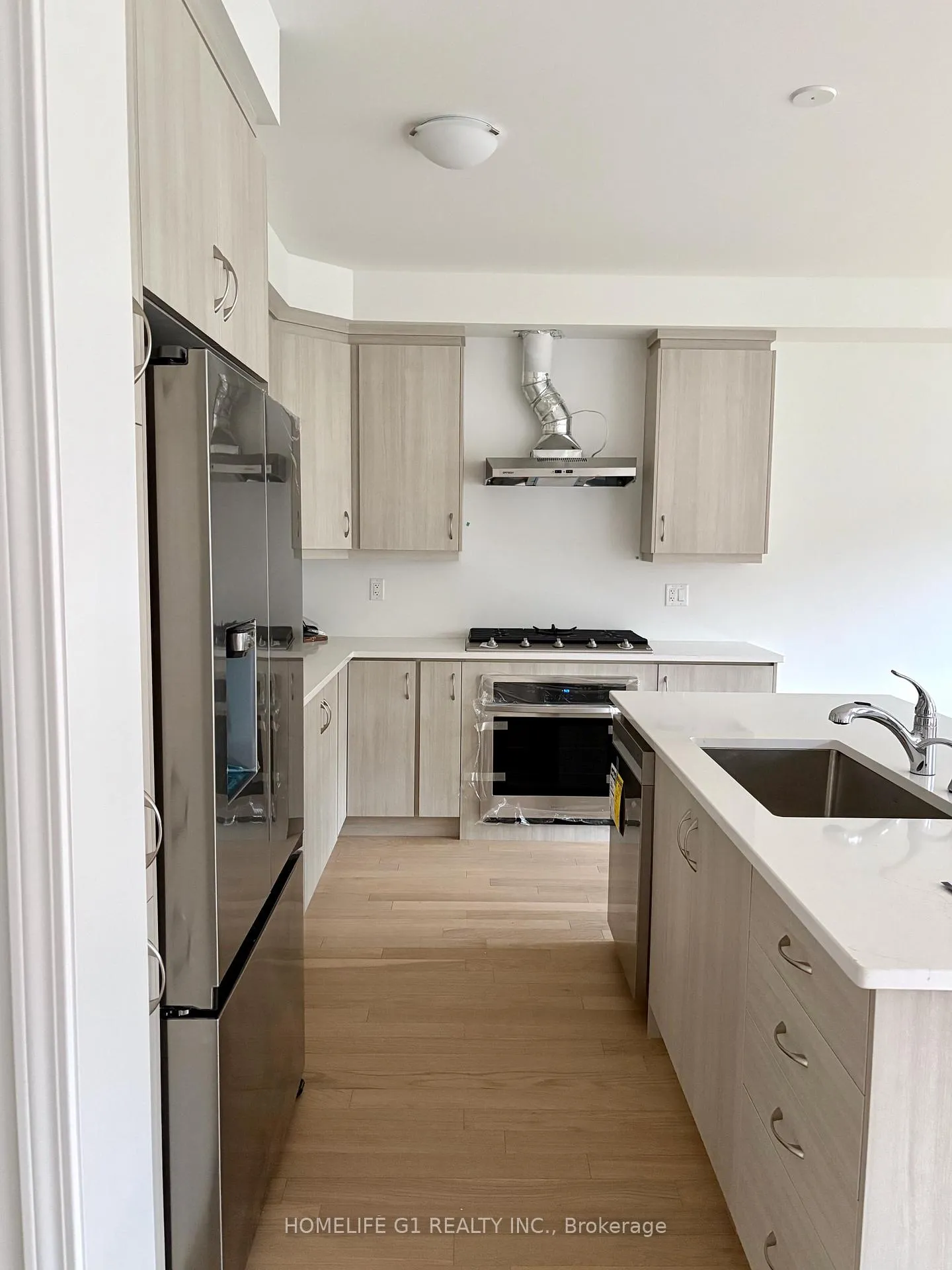 Photo 3 of 32 Foxley Heights, Barrie, Rural Barrie Southwest — HOMEH
