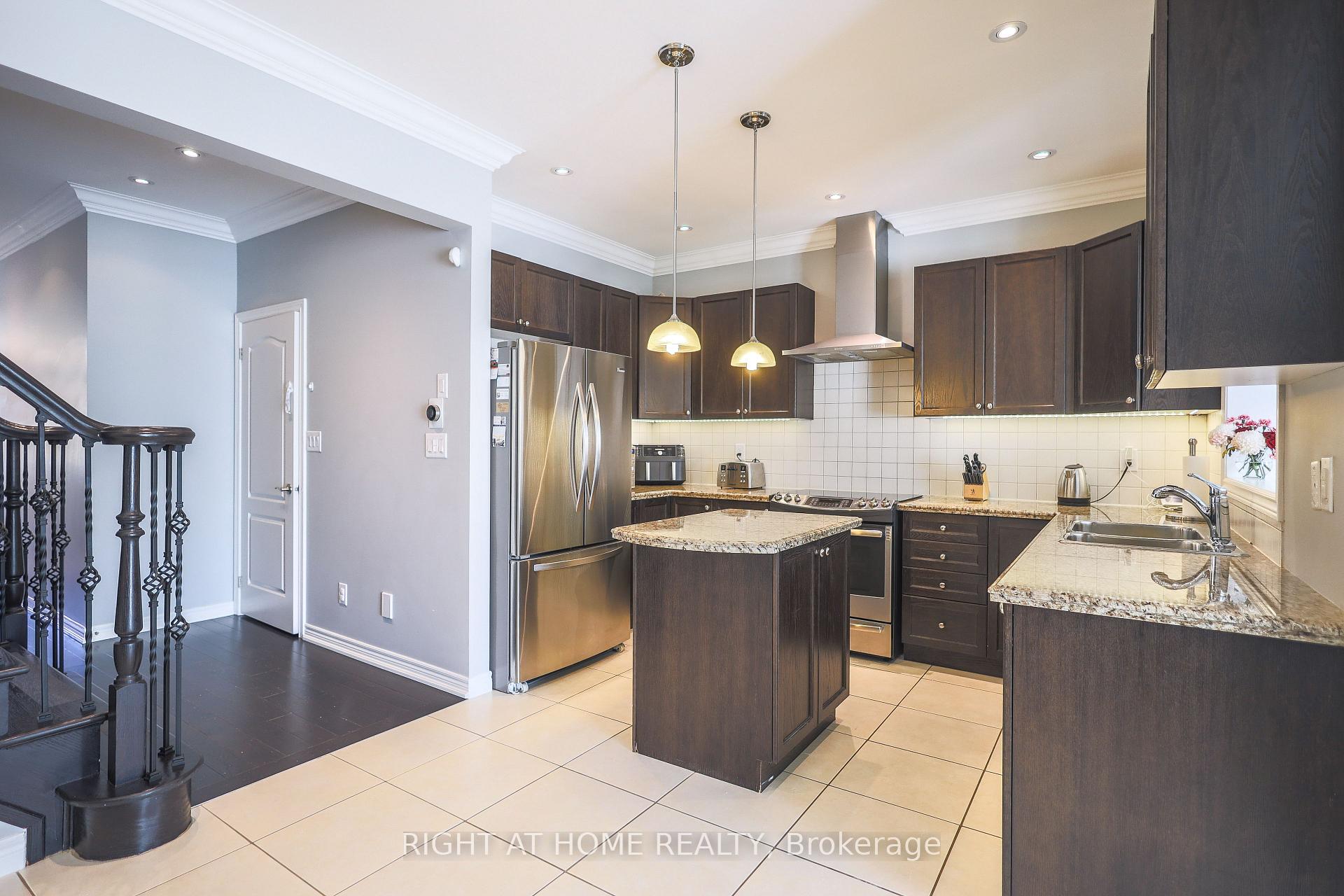 Photo 16 of 47 Millhouse Court, Vaughan, Patterson — HOMEH