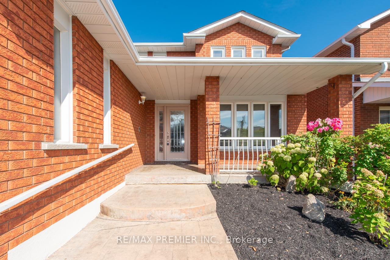 Photo 2 of 36 Castlehill Road, Vaughan, Maple — HOMEH