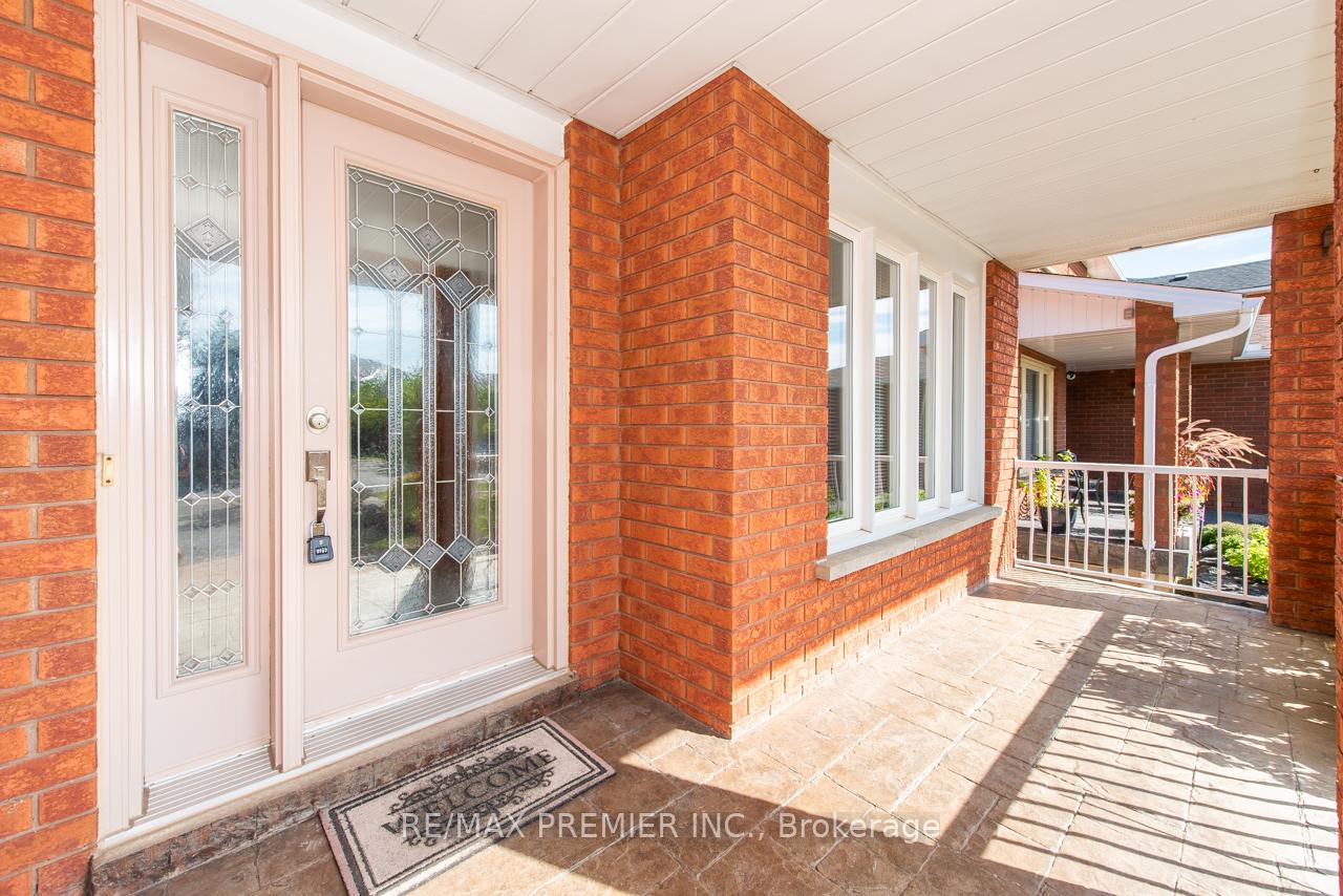 Photo 3 of 36 Castlehill Road, Vaughan, Maple — HOMEH