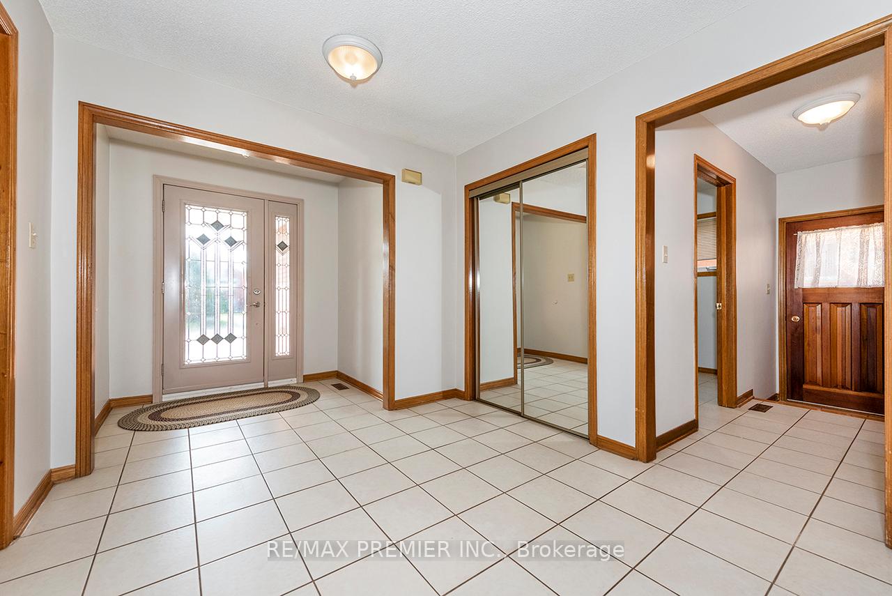 Photo 4 of 36 Castlehill Road, Vaughan, Maple — HOMEH