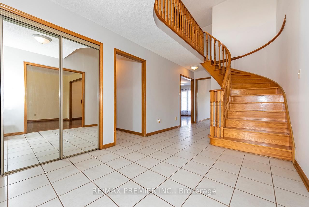 Photo 5 of 36 Castlehill Road, Vaughan, Maple — HOMEH