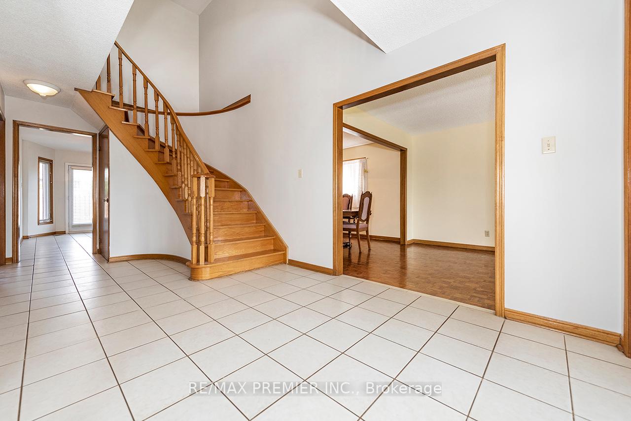 Photo 6 of 36 Castlehill Road, Vaughan, Maple — HOMEH