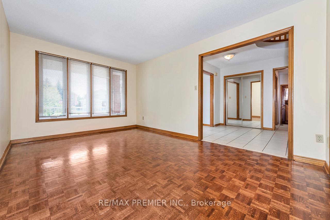 Photo 7 of 36 Castlehill Road, Vaughan, Maple — HOMEH