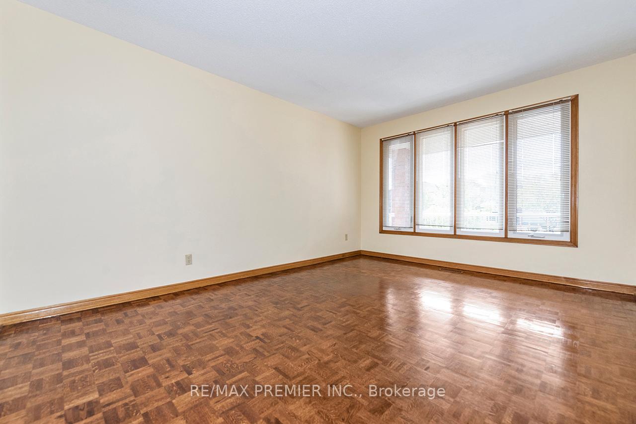 Photo 8 of 36 Castlehill Road, Vaughan, Maple — HOMEH