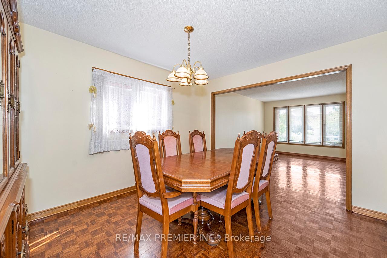 Photo 9 of 36 Castlehill Road, Vaughan, Maple — HOMEH
