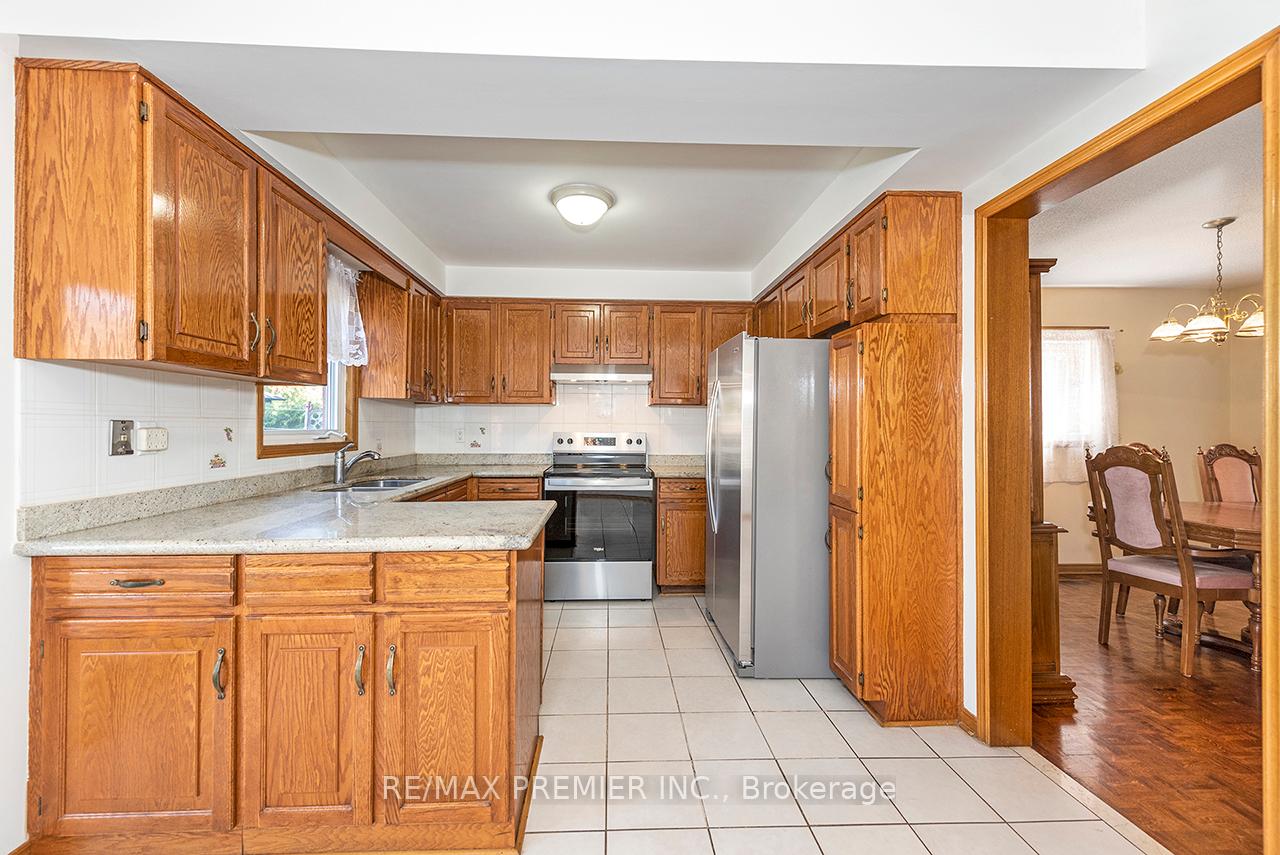 Photo 10 of 36 Castlehill Road, Vaughan, Maple — HOMEH