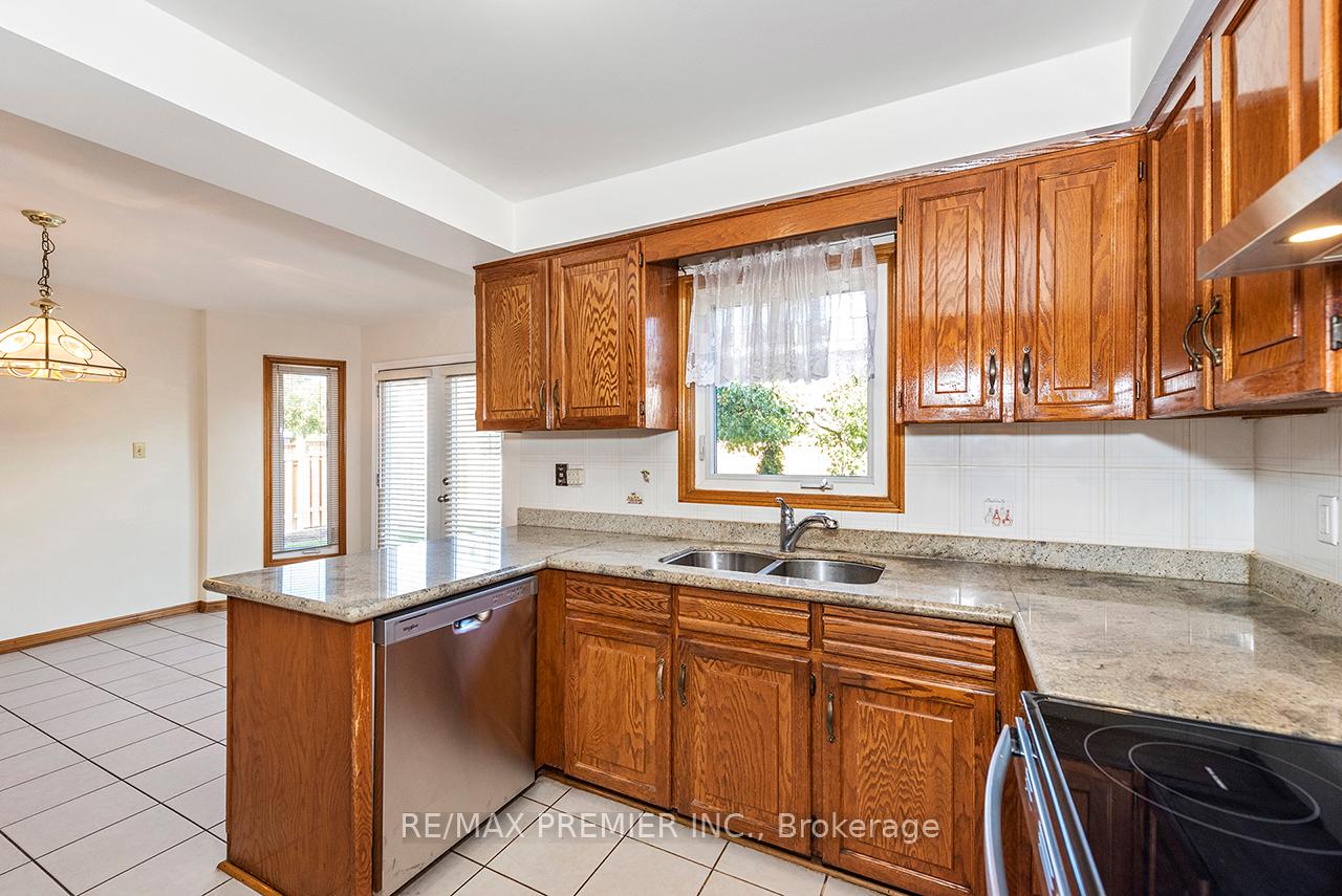 Photo 12 of 36 Castlehill Road, Vaughan, Maple — HOMEH