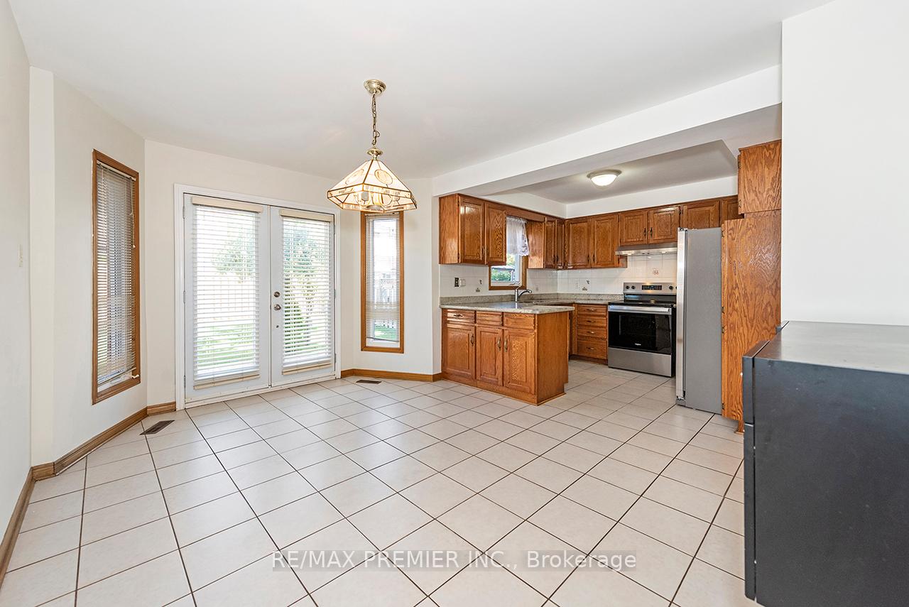 Photo 14 of 36 Castlehill Road, Vaughan, Maple — HOMEH