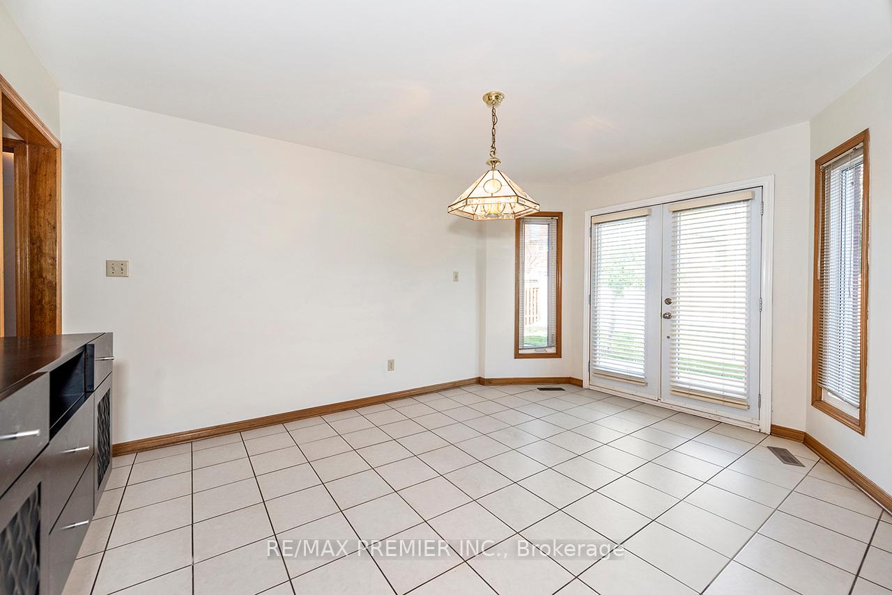 Photo 15 of 36 Castlehill Road, Vaughan, Maple — HOMEH