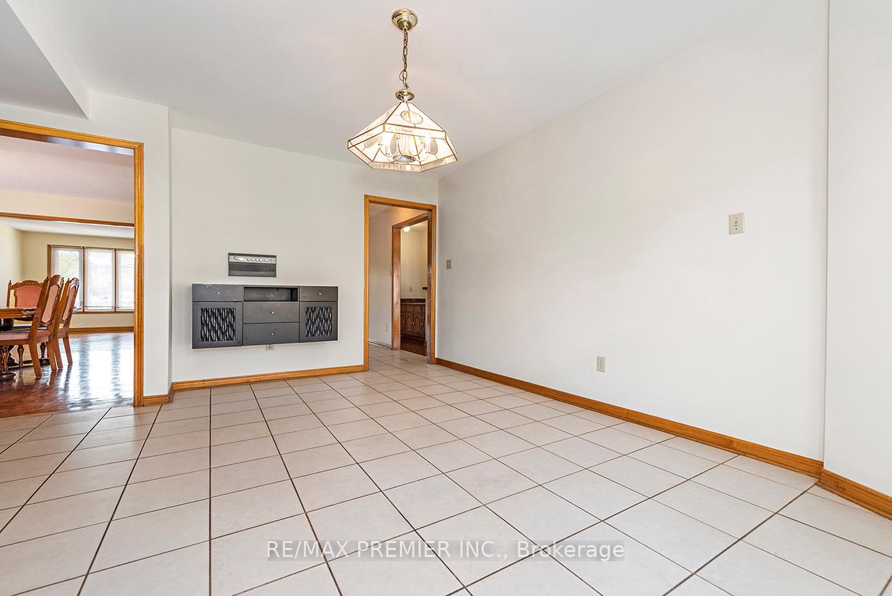Photo 16 of 36 Castlehill Road, Vaughan, Maple — HOMEH