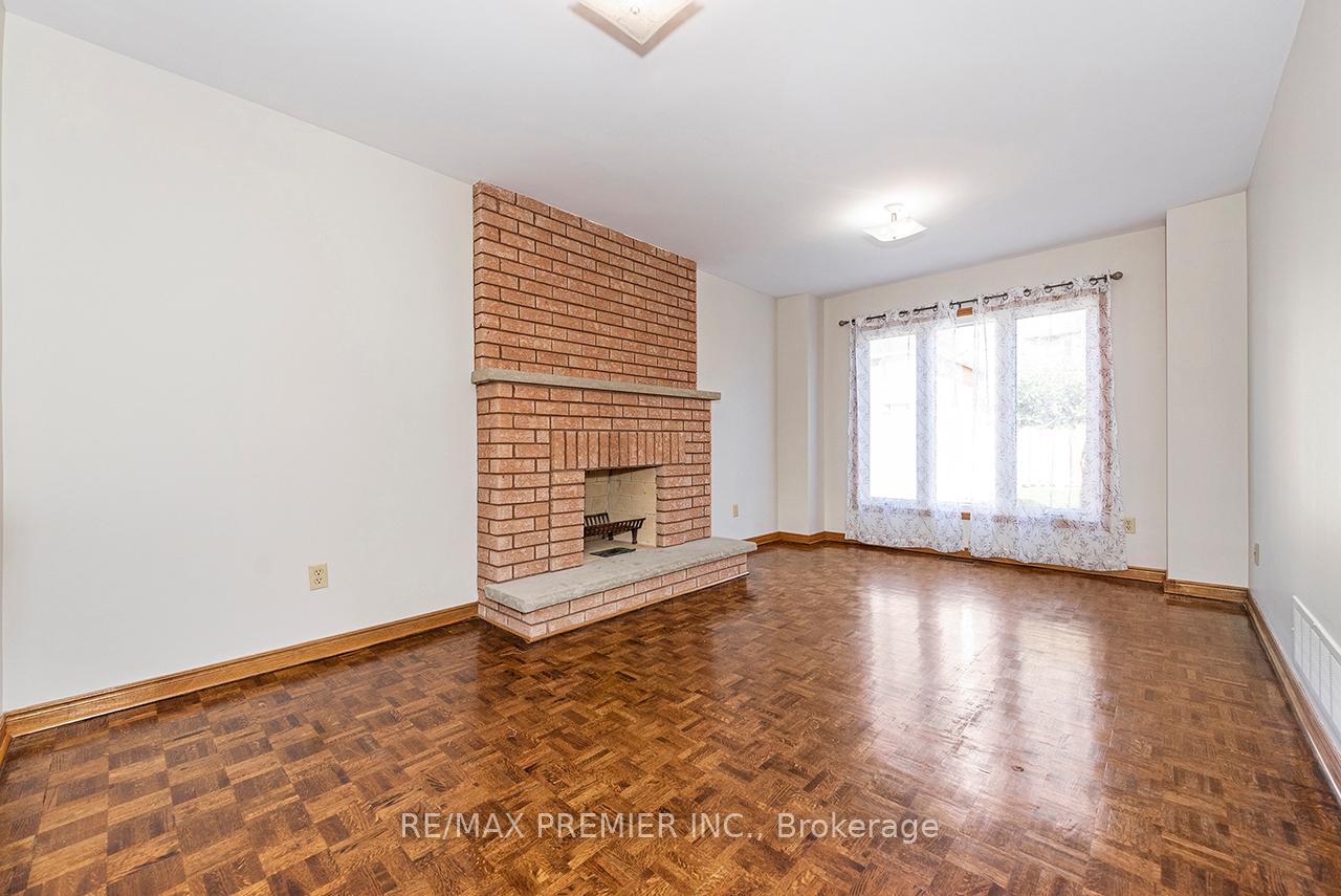 Photo 17 of 36 Castlehill Road, Vaughan, Maple — HOMEH