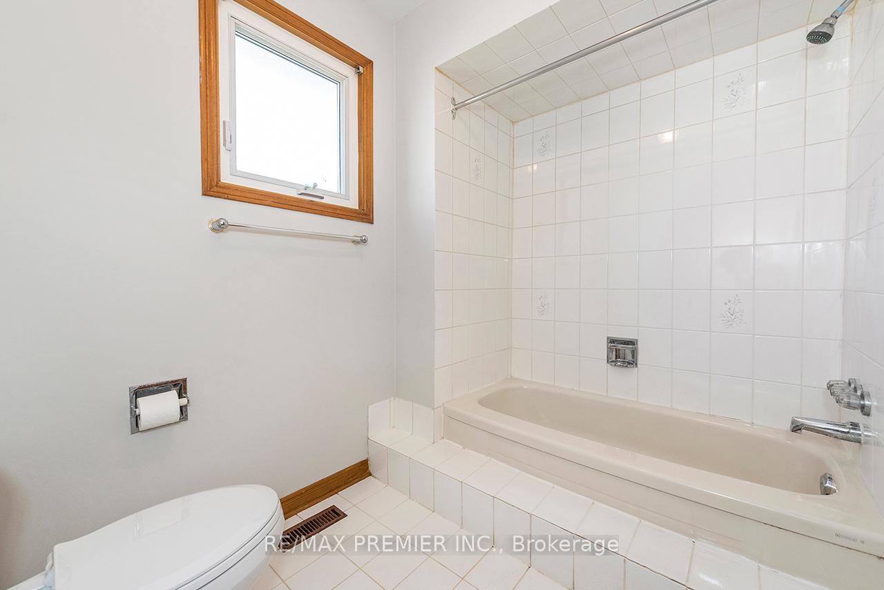 Photo 25 of 36 Castlehill Road, Vaughan, Maple — HOMEH