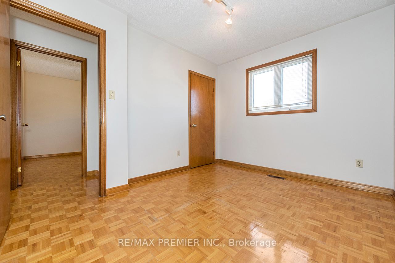 Photo 26 of 36 Castlehill Road, Vaughan, Maple — HOMEH