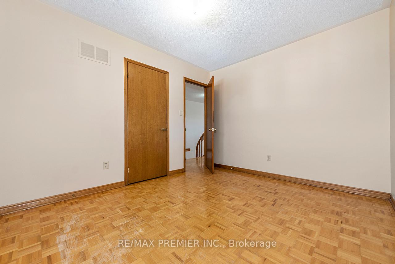 Photo 30 of 36 Castlehill Road, Vaughan, Maple — HOMEH