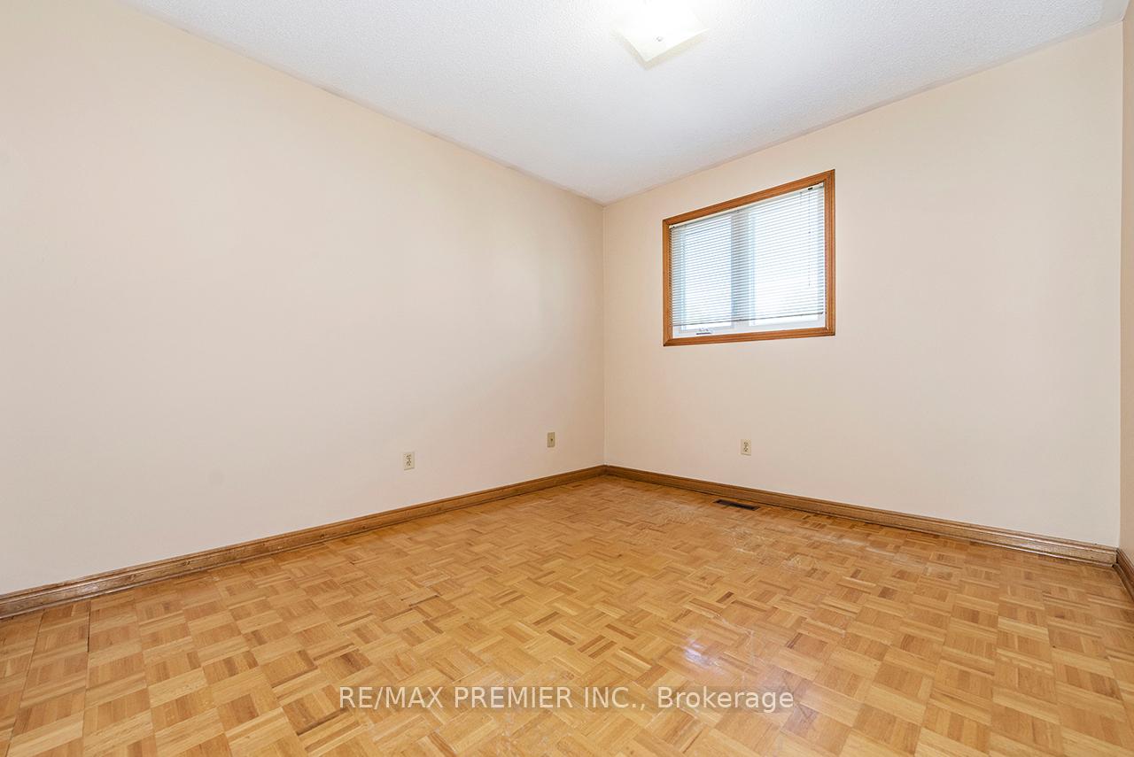 Photo 31 of 36 Castlehill Road, Vaughan, Maple — HOMEH