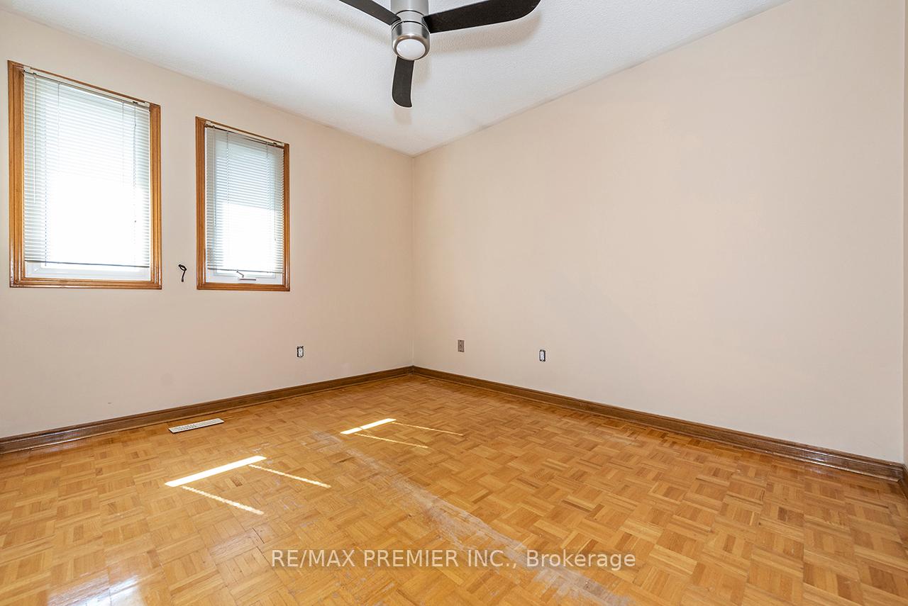 Photo 32 of 36 Castlehill Road, Vaughan, Maple — HOMEH