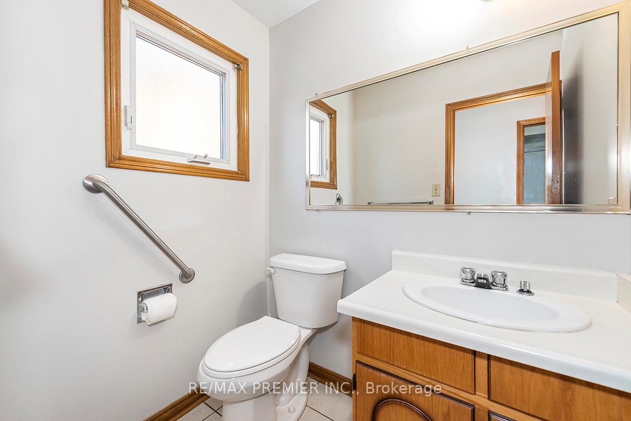 Photo 33 of 36 Castlehill Road, Vaughan, Maple — HOMEH