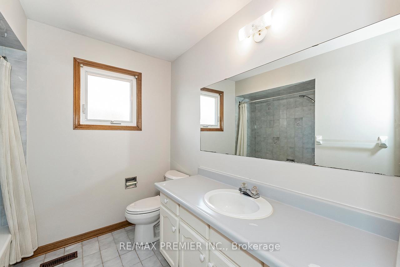 Photo 37 of 36 Castlehill Road, Vaughan, Maple — HOMEH