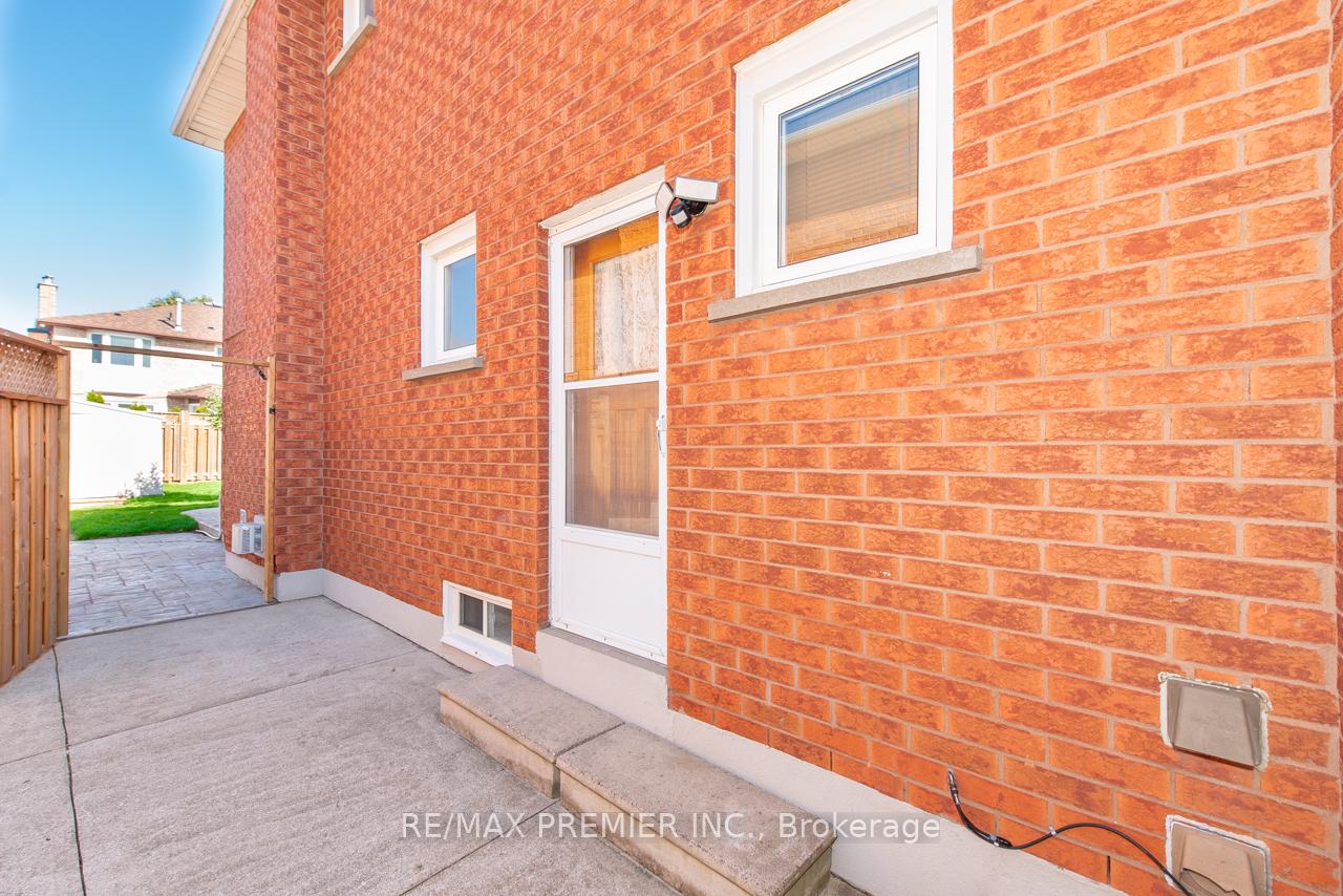 Photo 46 of 36 Castlehill Road, Vaughan, Maple — HOMEH