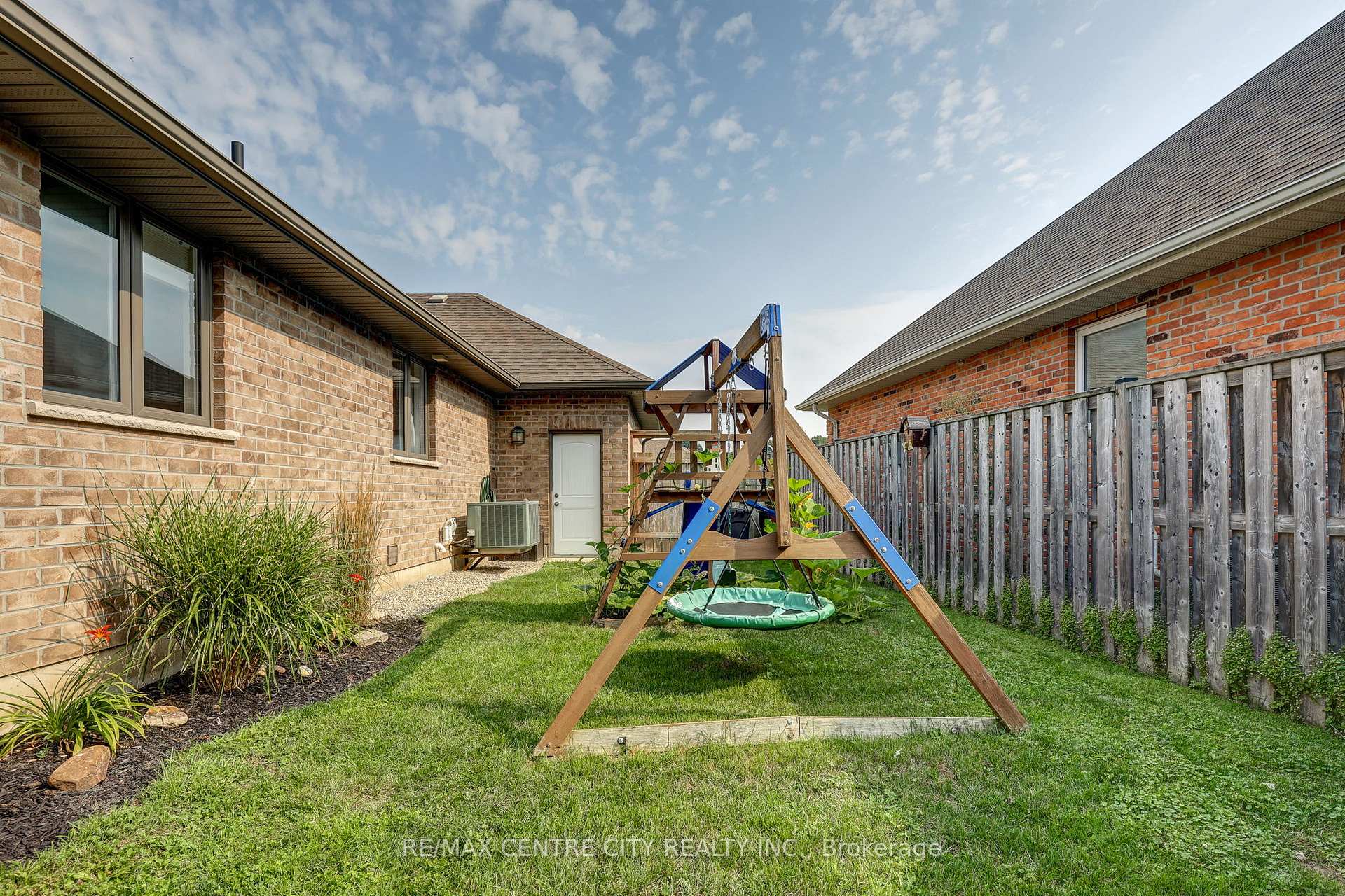 Photo 16 of 31 Richard Court, Aylmer — HOMEH