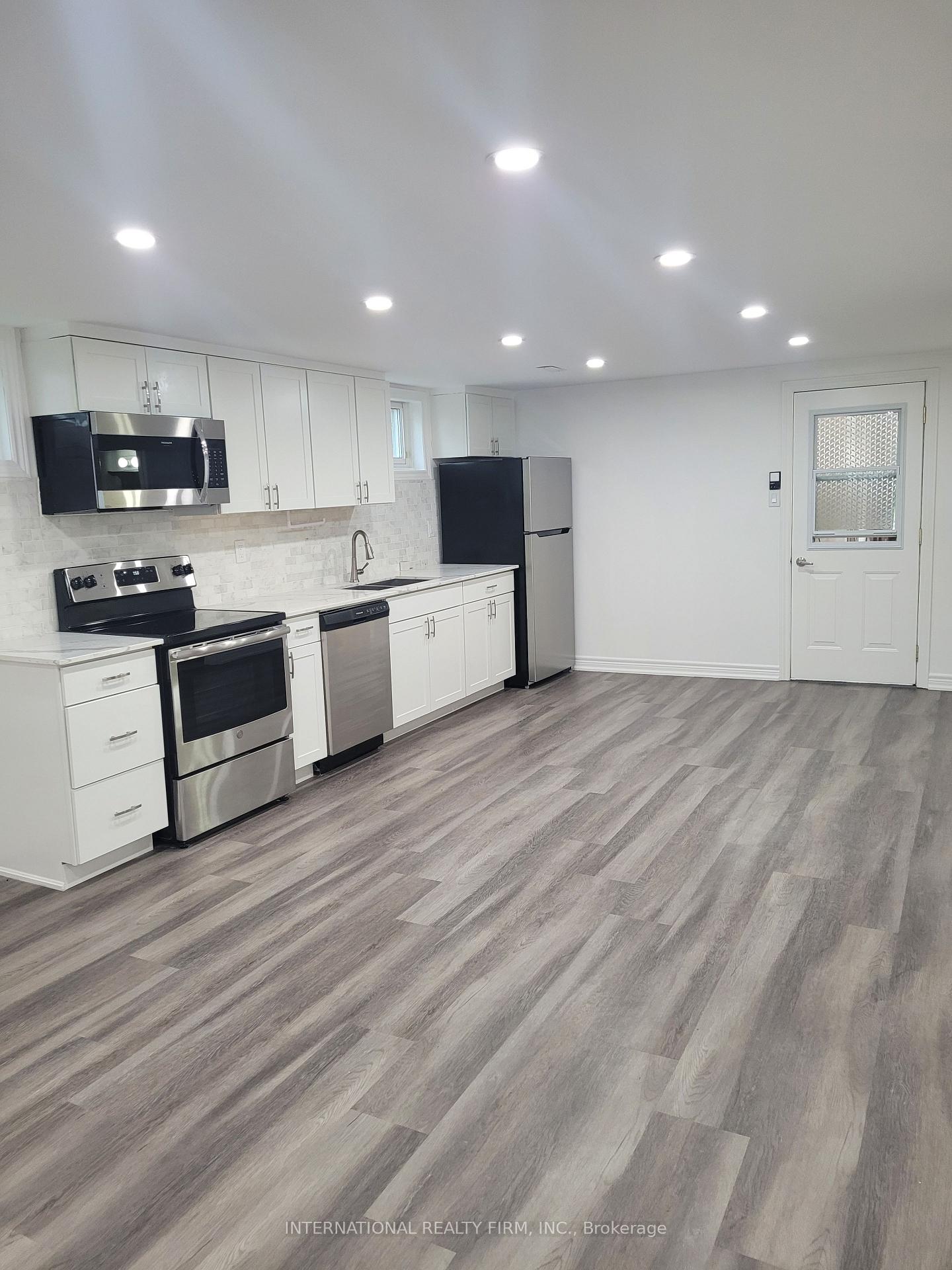 Photo 2 of 49 Avon Crescent, Vaughan, East Woodbridge — HOMEH