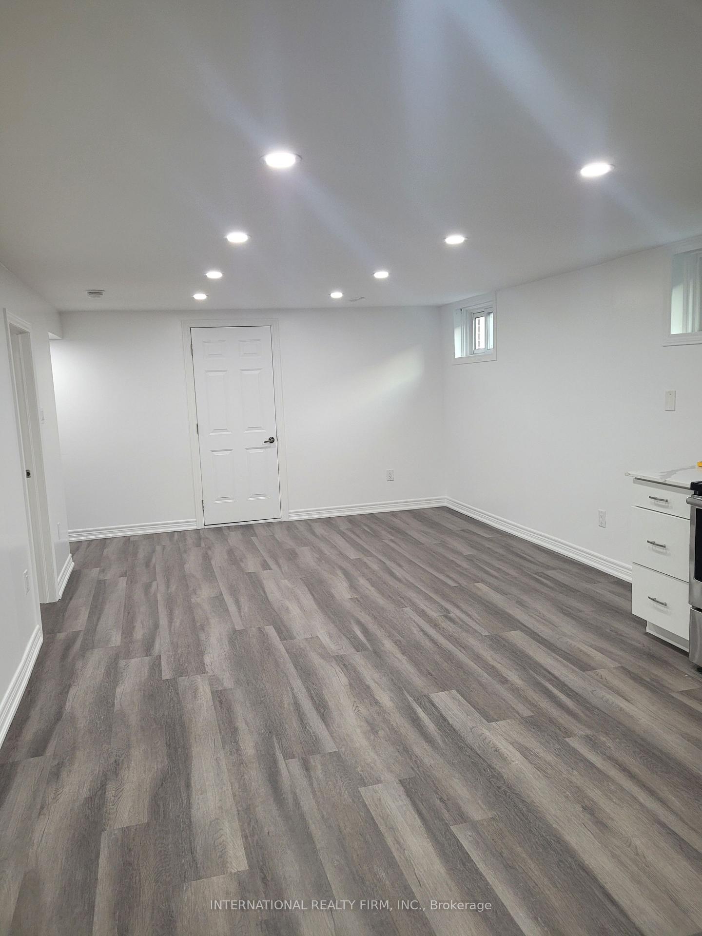 Photo 3 of 49 Avon Crescent, Vaughan, East Woodbridge — HOMEH