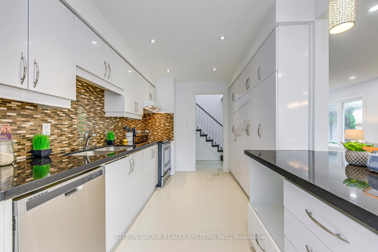 Photo 14 of 207 Winding Lane, Vaughan, Crestwood-Springfarm-Yorkhill — HOMEH