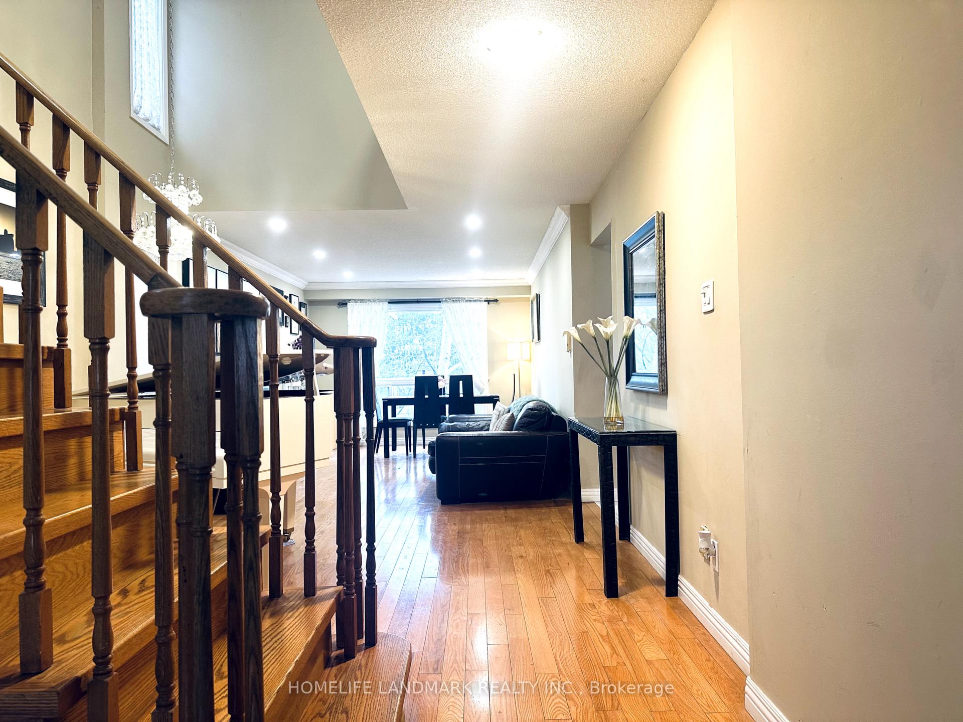 Photo 3 of 67 Foxglove Court, Markham, Unionville — HOMEH