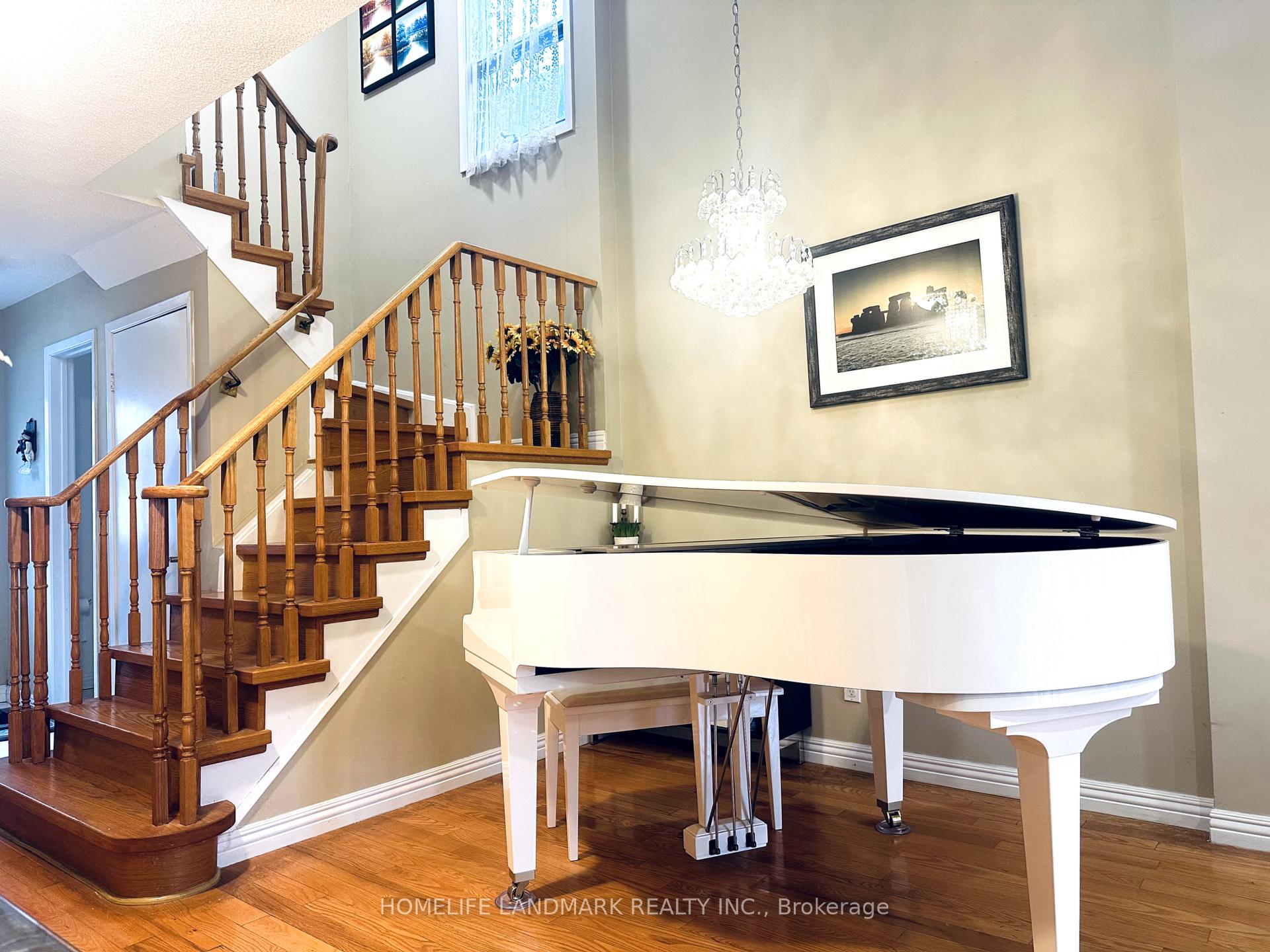 Photo 4 of 67 Foxglove Court, Markham, Unionville — HOMEH