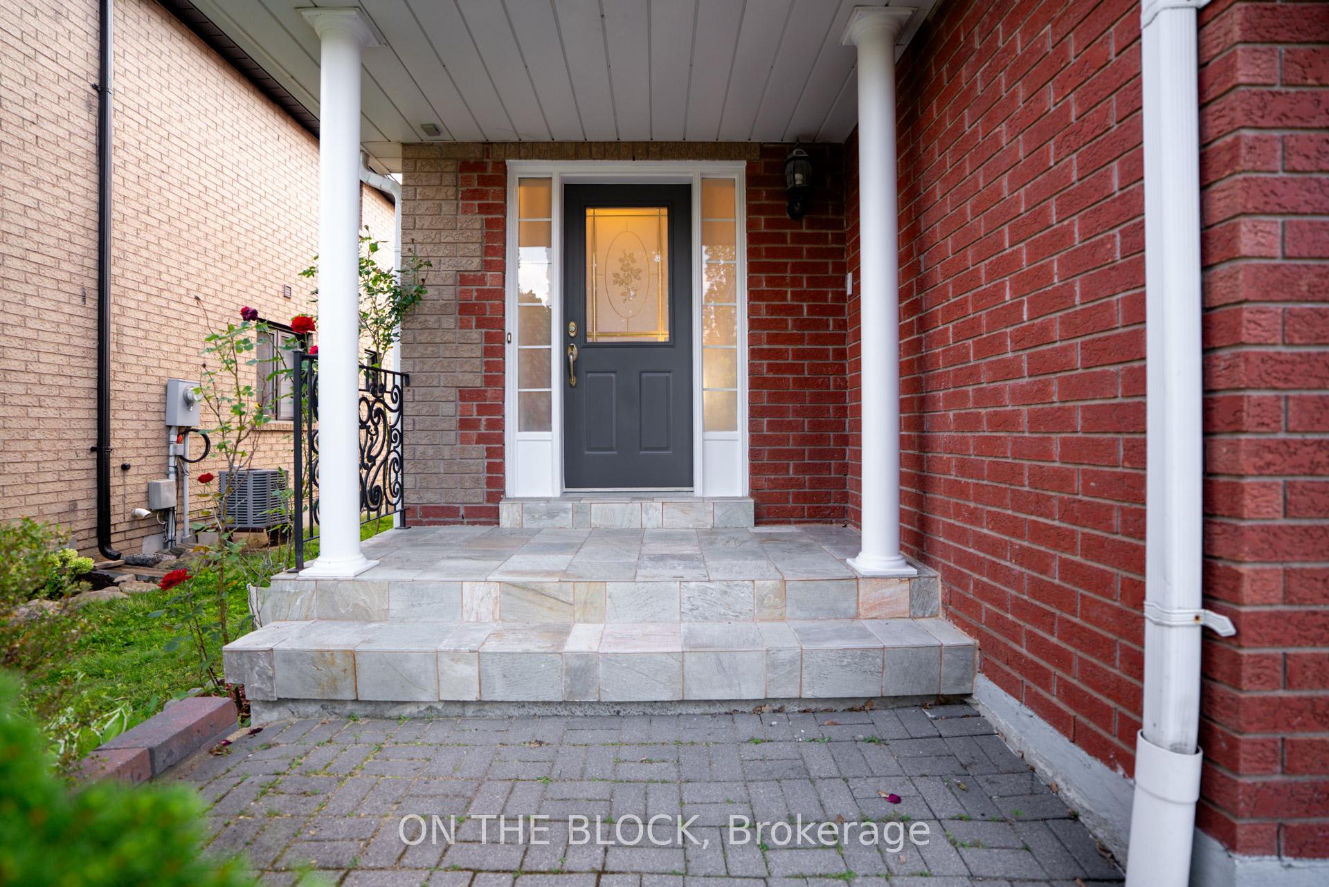 Photo 2 of 213 Rosanna Crescent, Vaughan, Maple — HOMEH